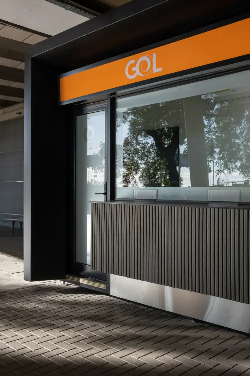 Módulo negro Offis con mostrador GOL en Aeroparque