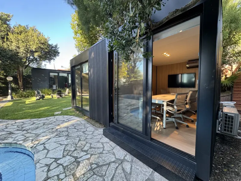 Módulo Offis Visual Latina con deck de piedra y pileta