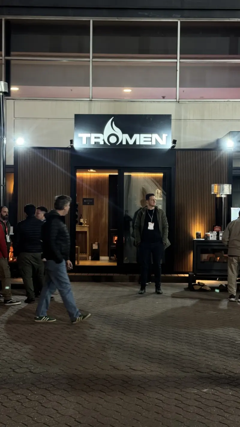 Stand Tromen con productos exhibidos