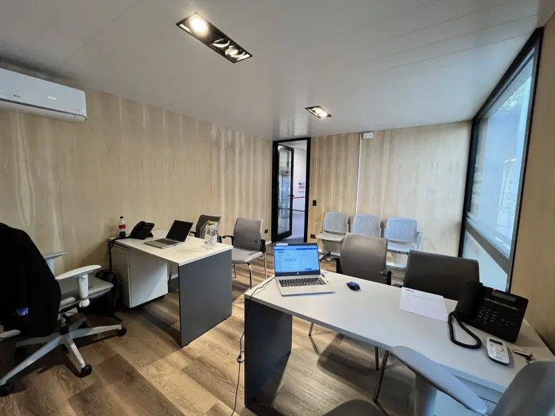 Escritorios y equipamiento dentro del módulo Hospital Alemán