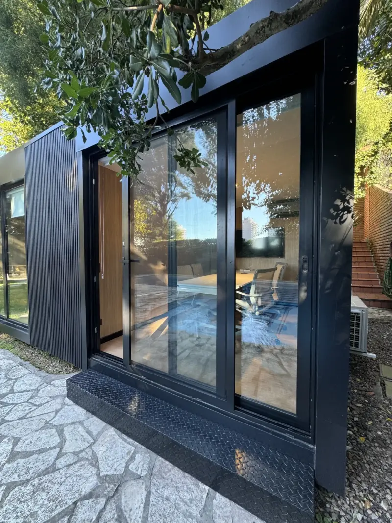 Detalle exterior de módulo Visual Latina con puerta de vidrio