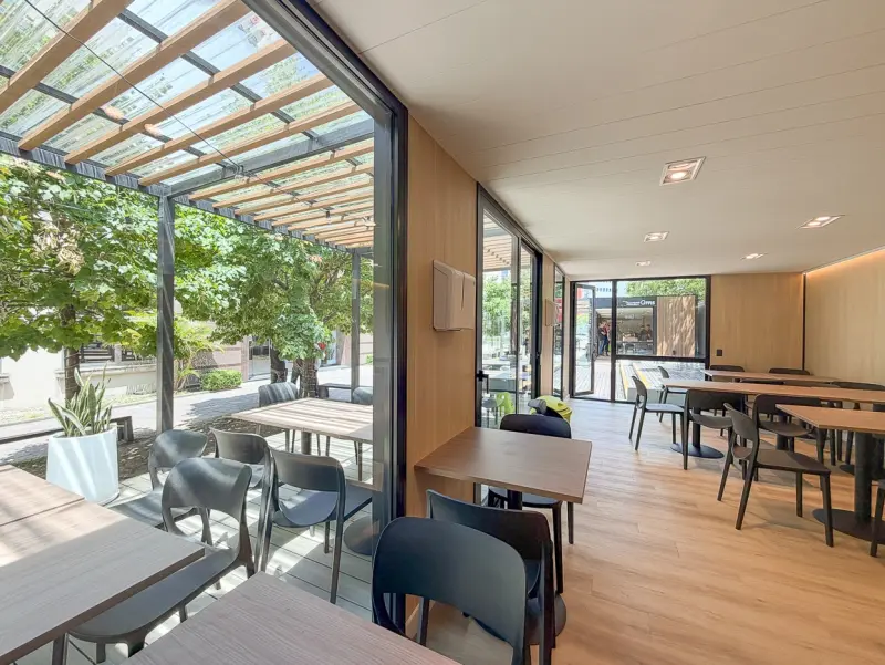 Detalle interior del módulo IRSA con revestimientos de madera