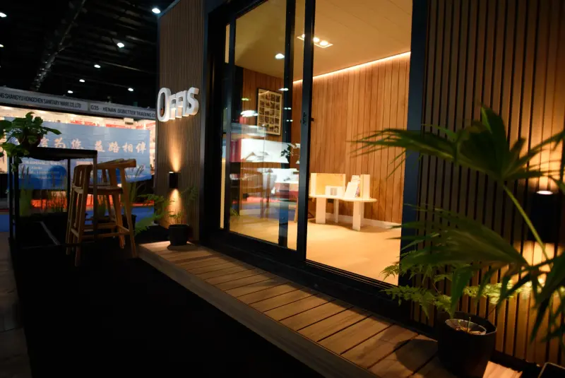 Detalle exterior del stand Offis BATEV con logo