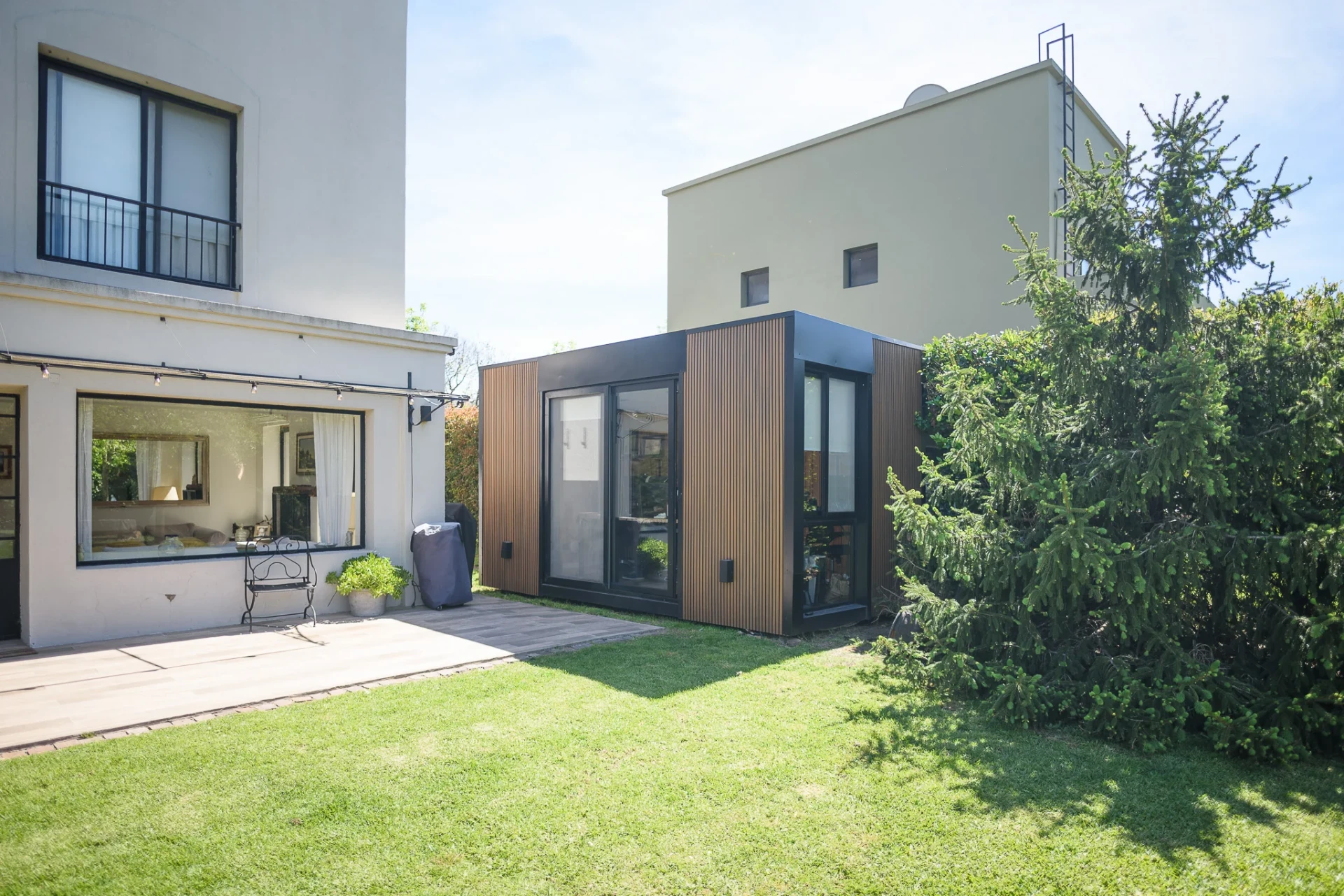 Módulo OFFIS instalado junto a una vivienda