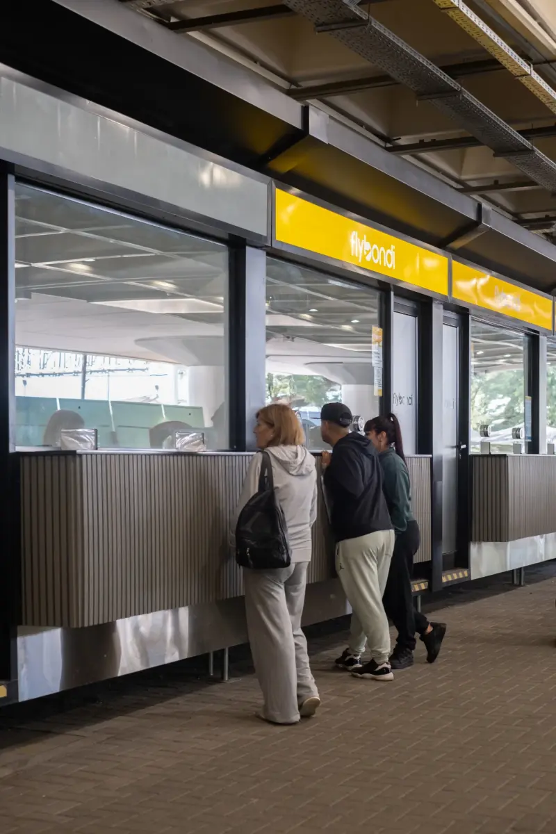 Mostradores flybondi con pasajeros en Aeroparque