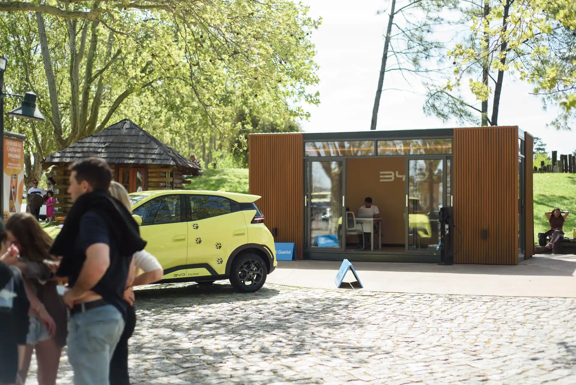 Showroom modular BYD y vehículo eléctrico en Temaikén