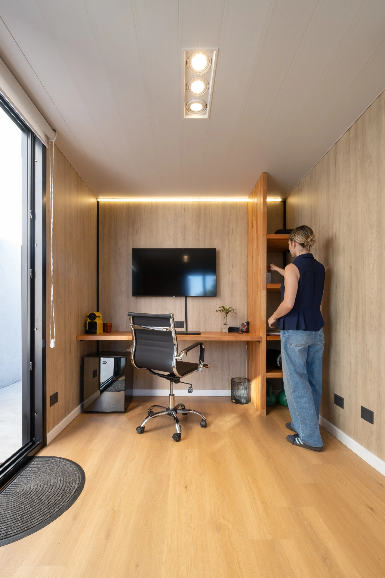 Interior tipo home office con revestimiento de madera