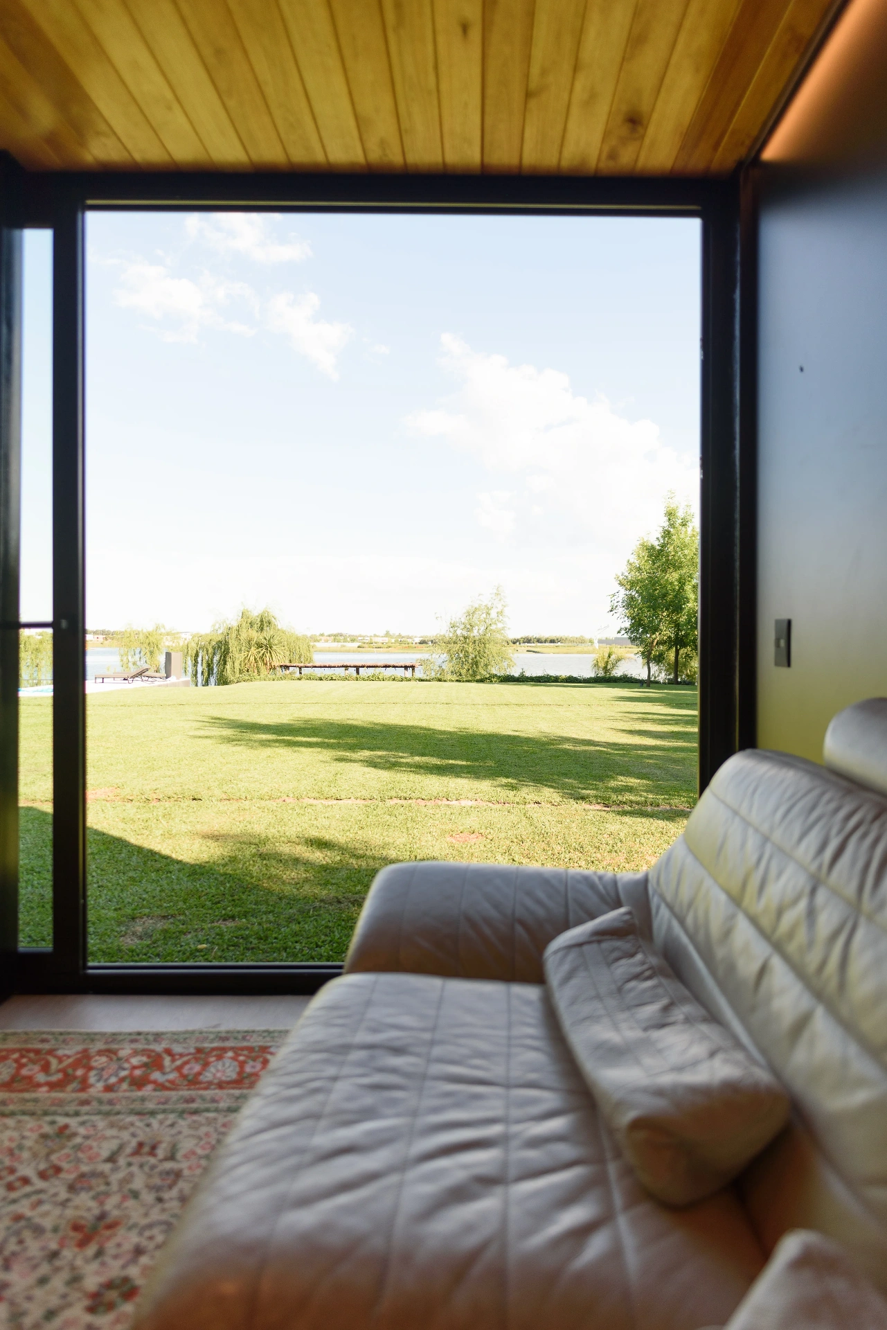 Vista al lago desde el interior del módulo