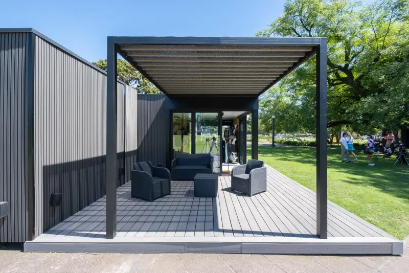 Pérgola frontal del proshop con sillones