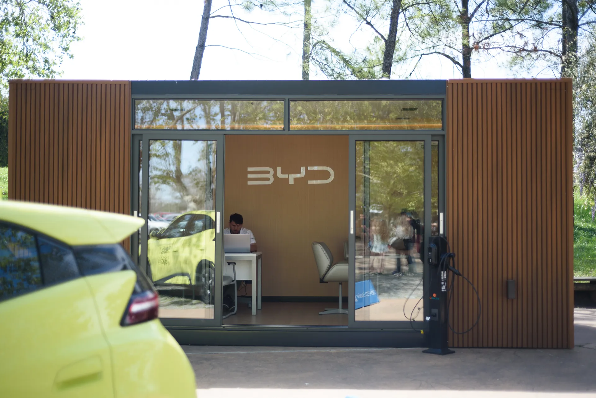 Showroom modular Offis SMART 18 para BYD en Temaikén, vista frontal