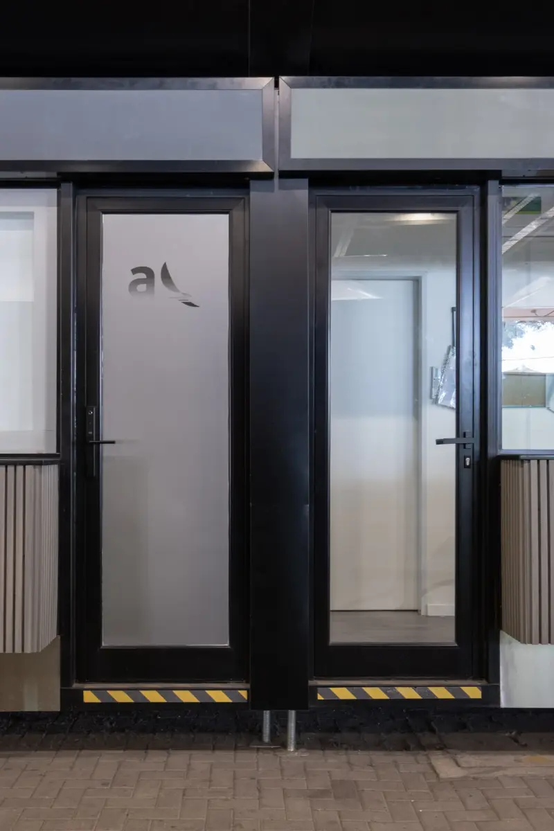 Puertas y mostradores aeroportuarios con marcos negros