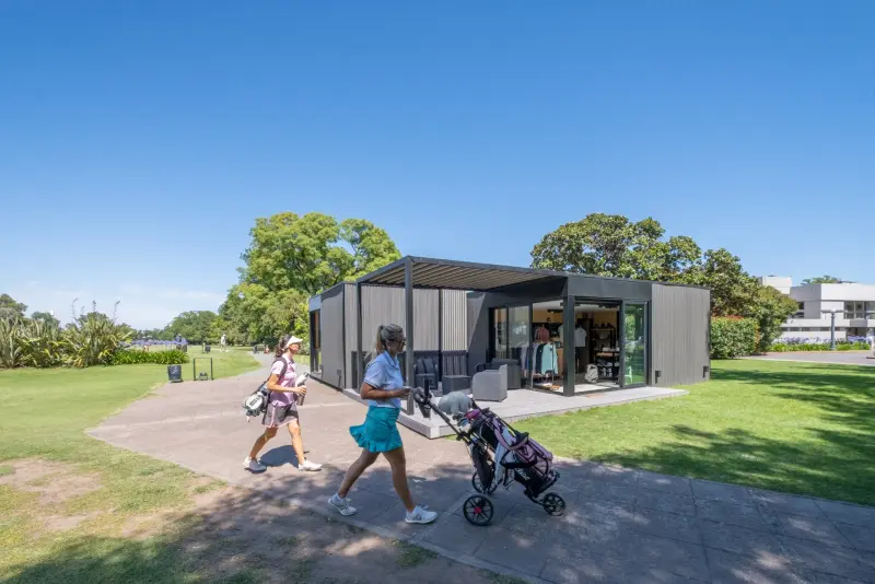 Proshop San Isidro Golf Club - módulo negro junto al campo