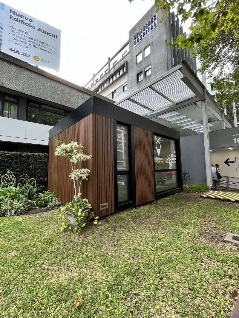 Fachada exterior del módulo Hospital Alemán junto al acceso principal