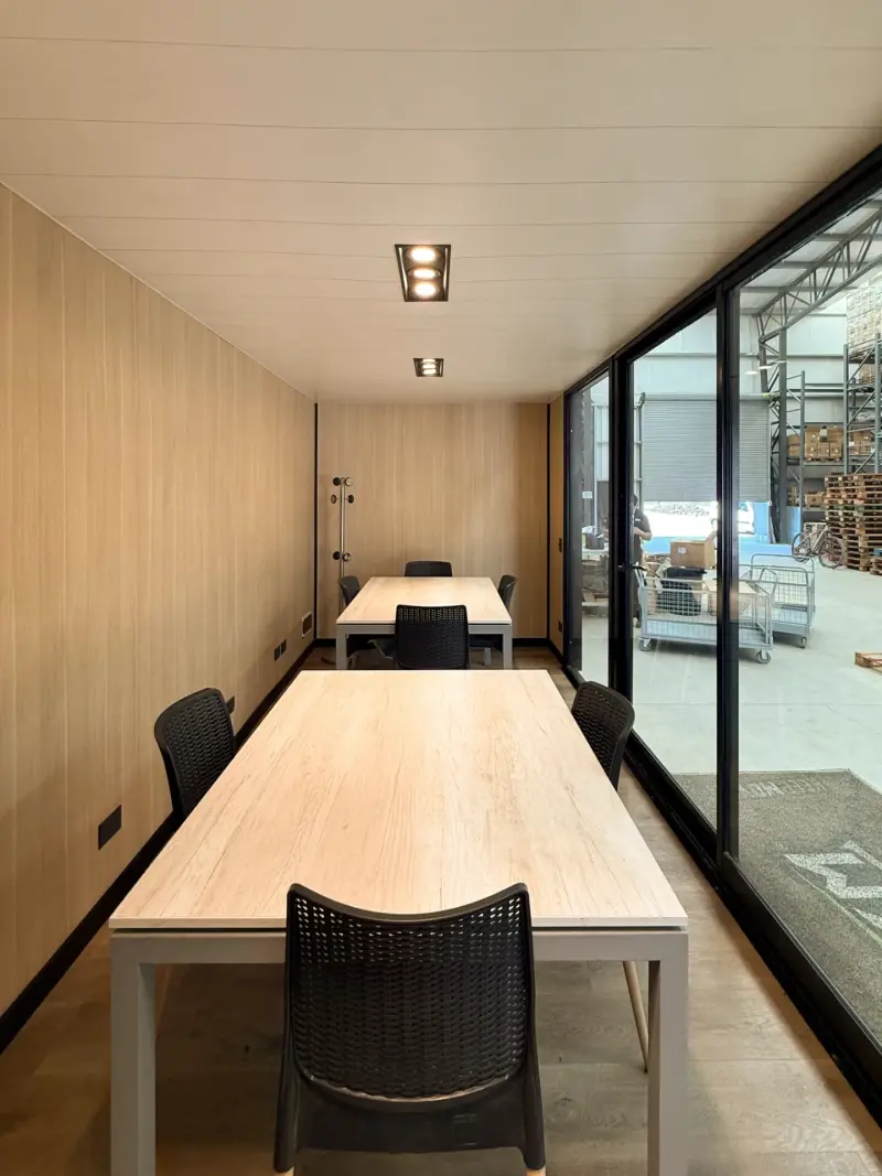 Interior de sala de reuniones CKM Parts