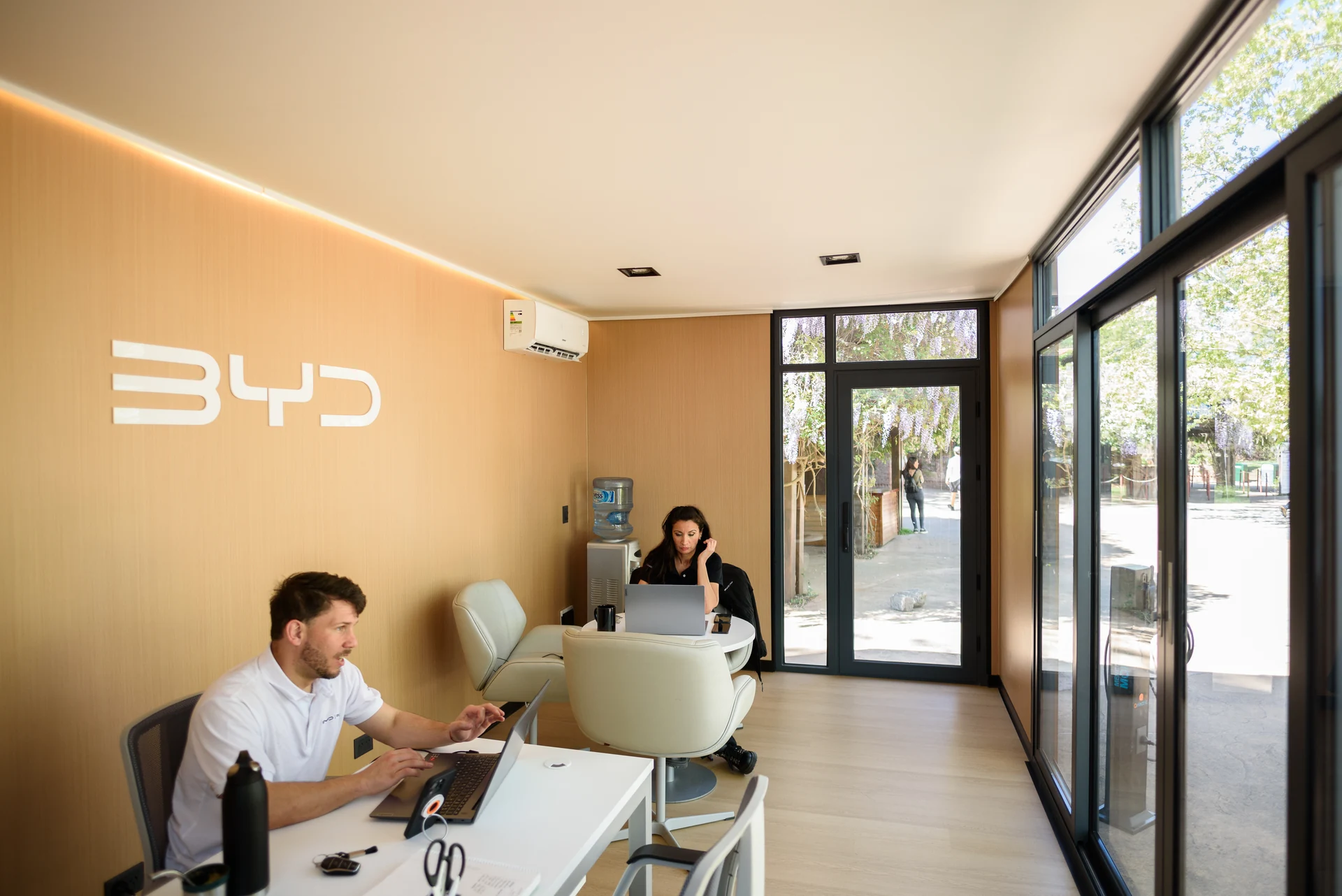 Espacio de trabajo interior del showroom modular BYD