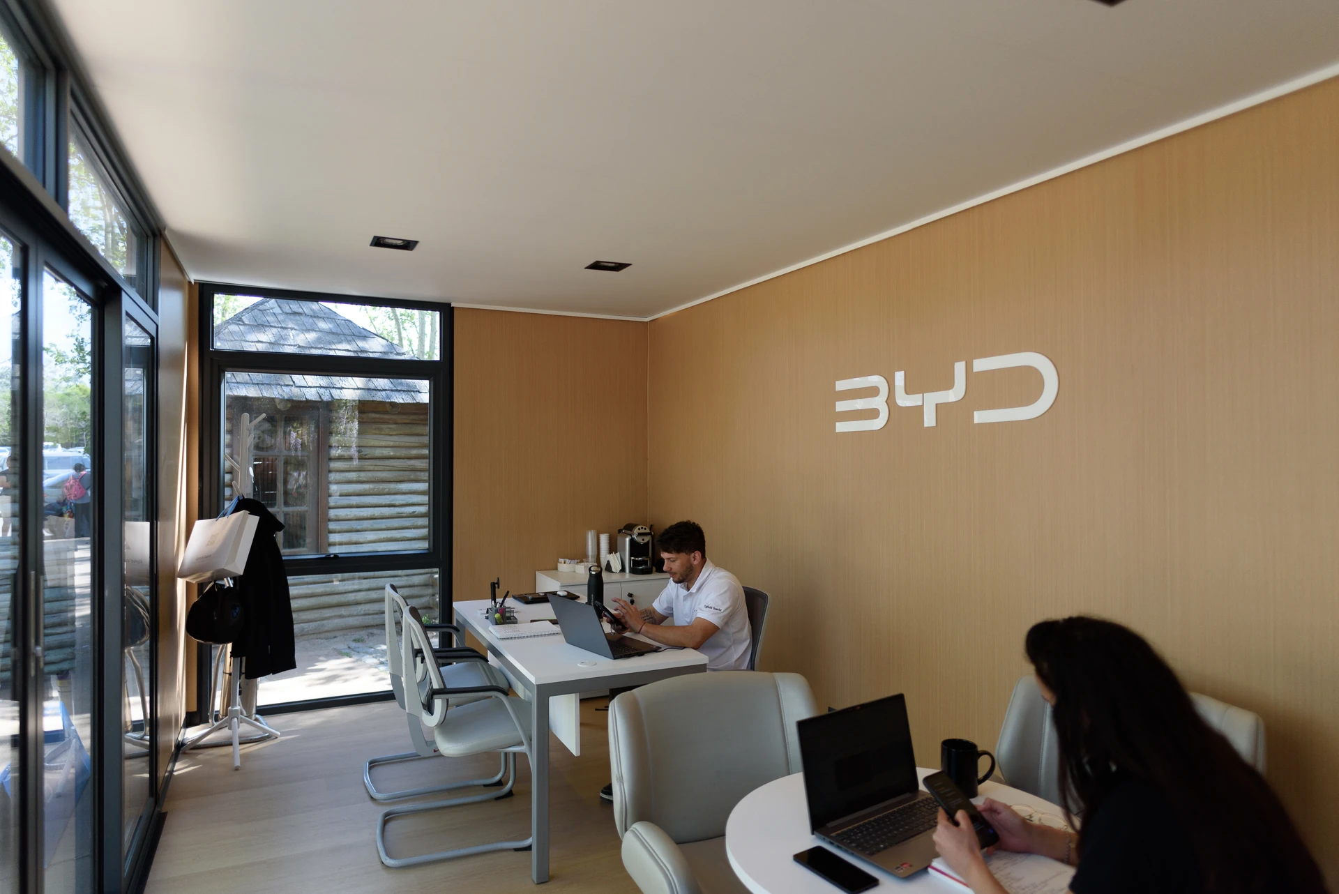 Interior del showroom modular BYD equipado como oficina