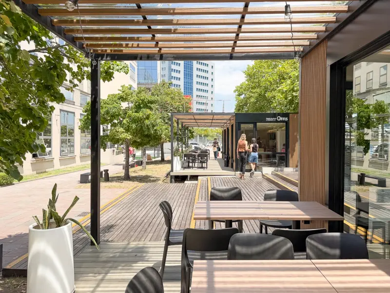 Terraza exterior del módulo IRSA con mesas y sillas