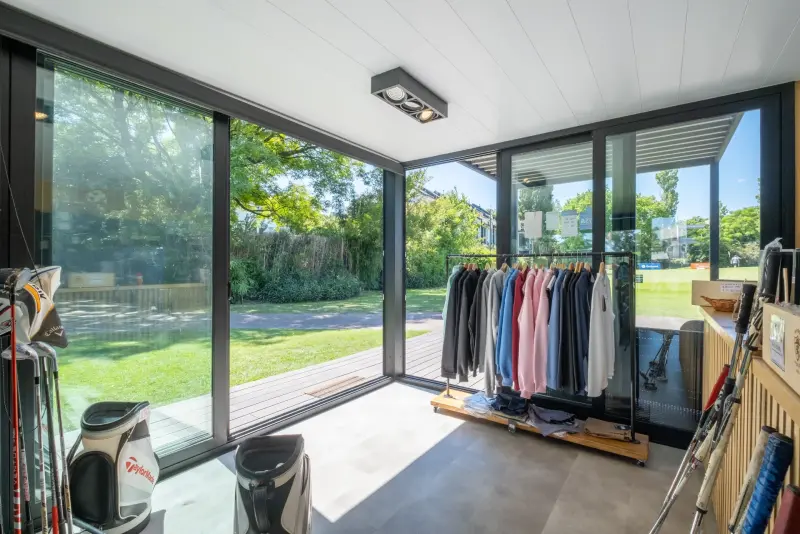 Interior amplio del proshop con equipamiento de golf