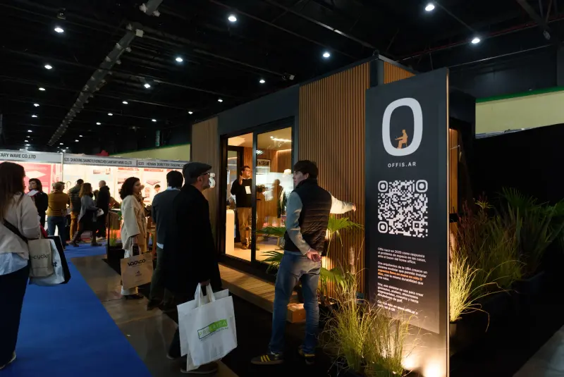 Stand Offis BATEV en La Rural - vista principal con visitantes