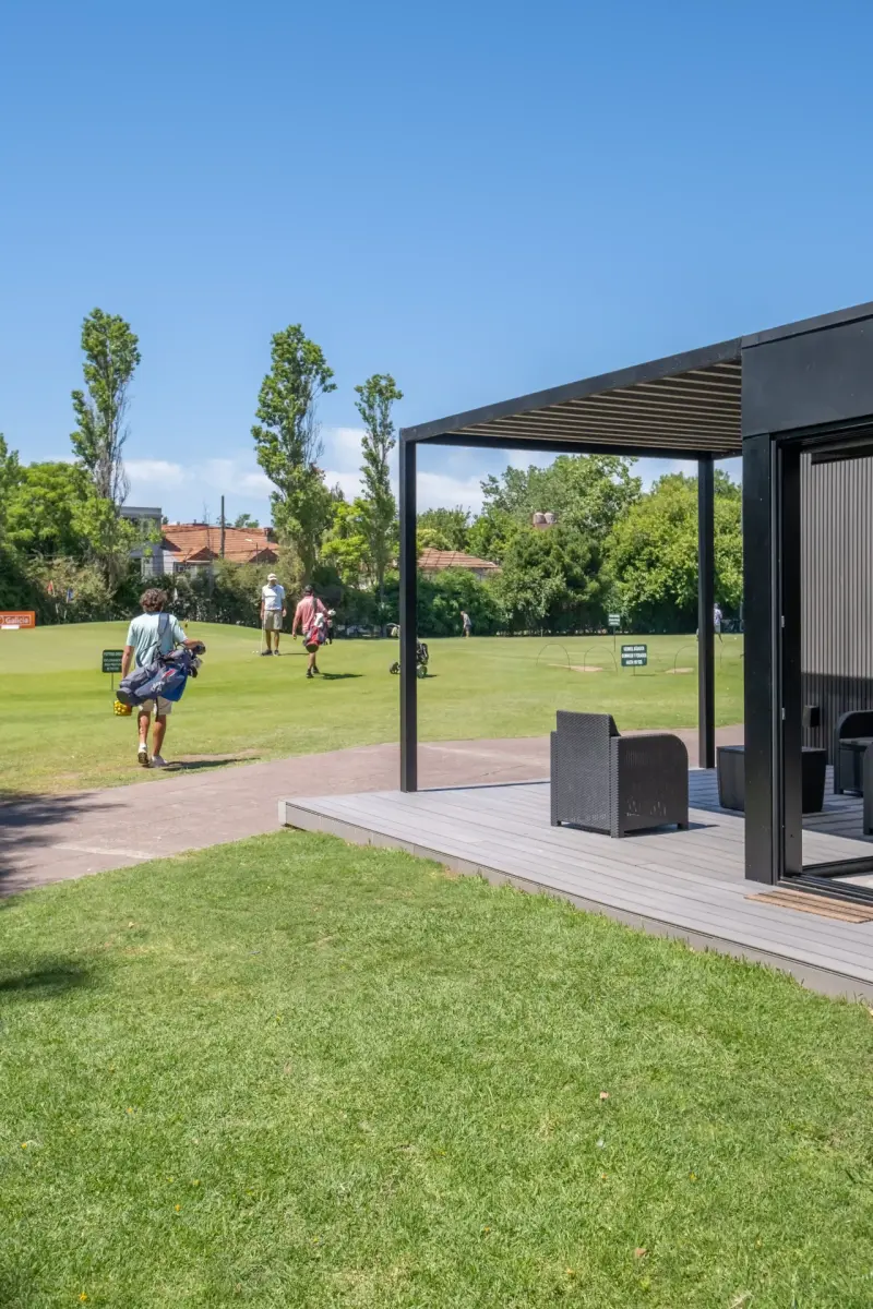 Deck y pérgola del proshop San Isidro Golf Club