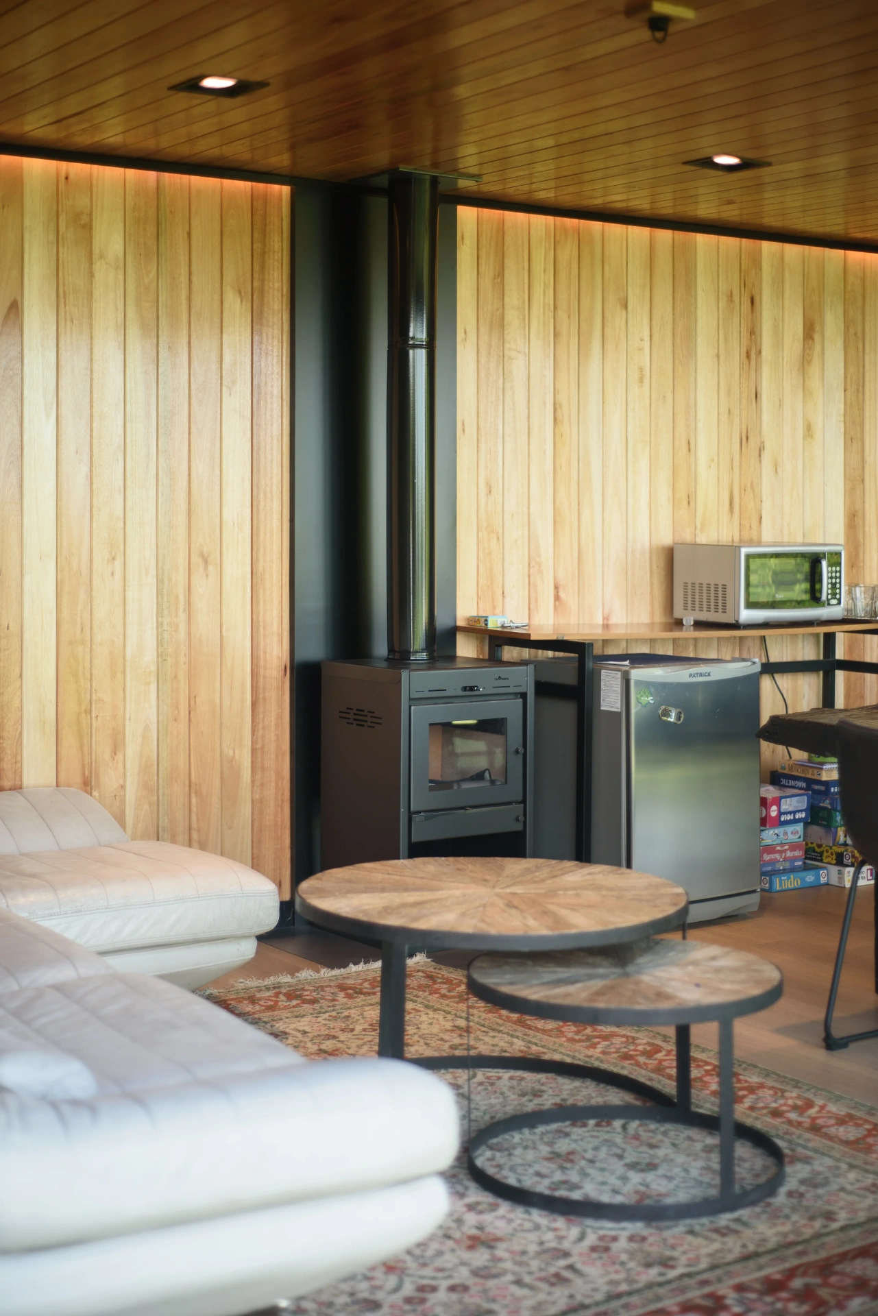 Interior cálido con revestimiento de madera y estufa