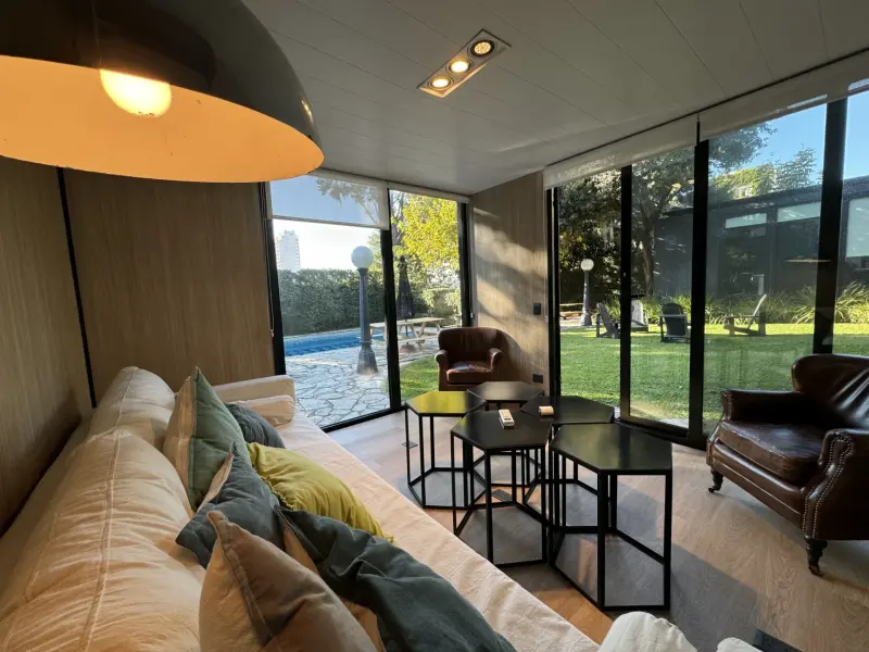 Living interior del módulo Visual Latina con vista al jardín