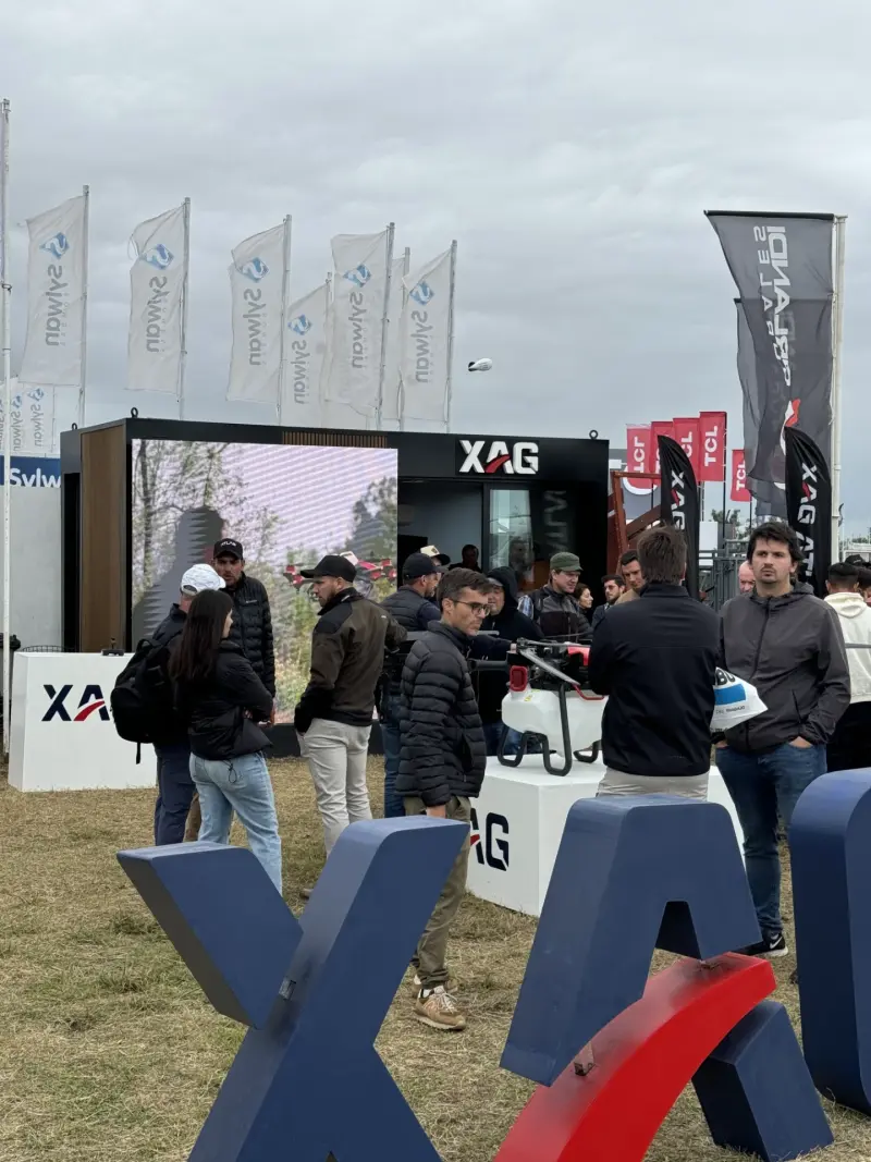 Stand XAG Dara con público y drones en Expo Agro