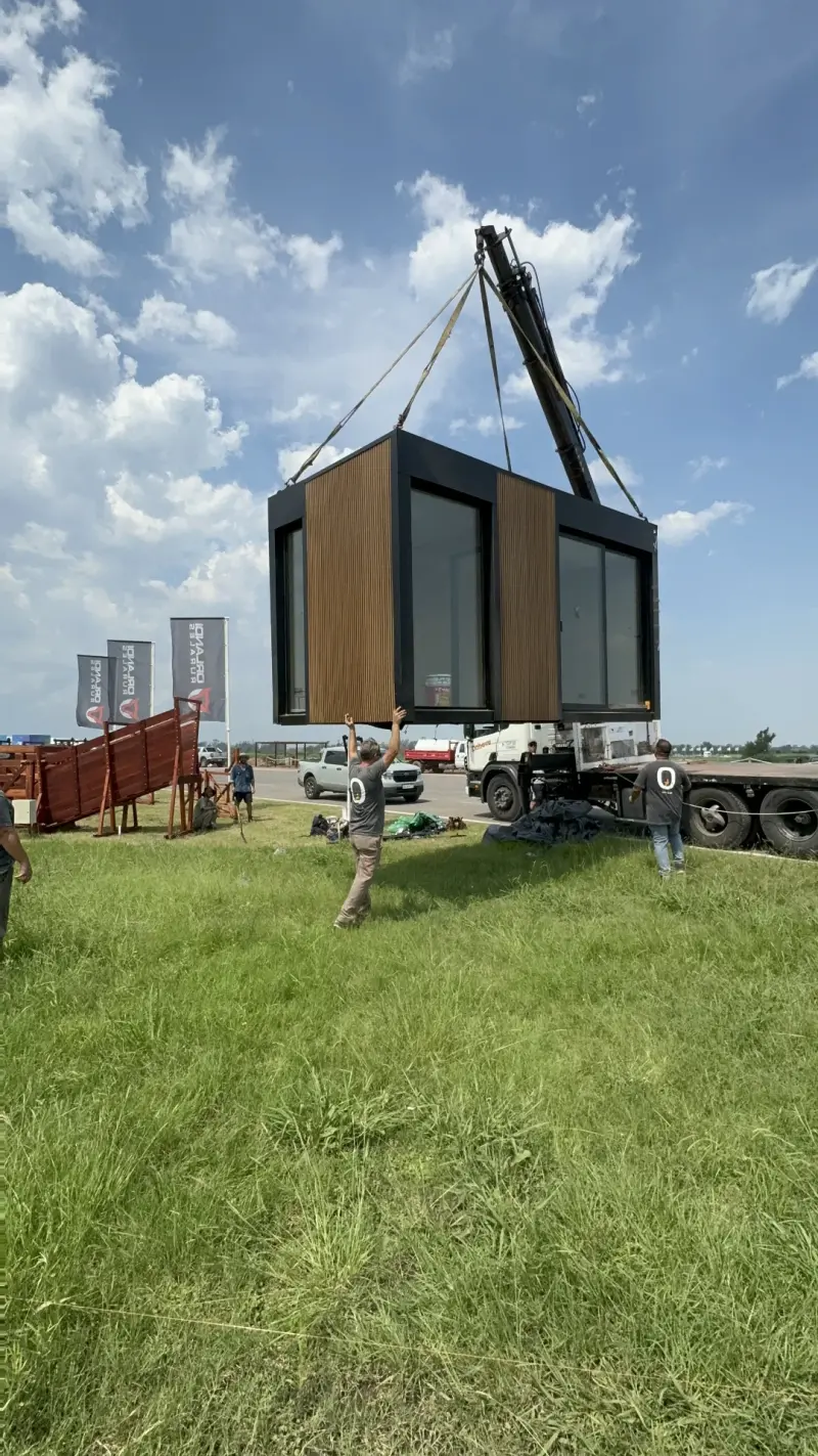 Módulo Offis siendo instalado con grúa en predio rural