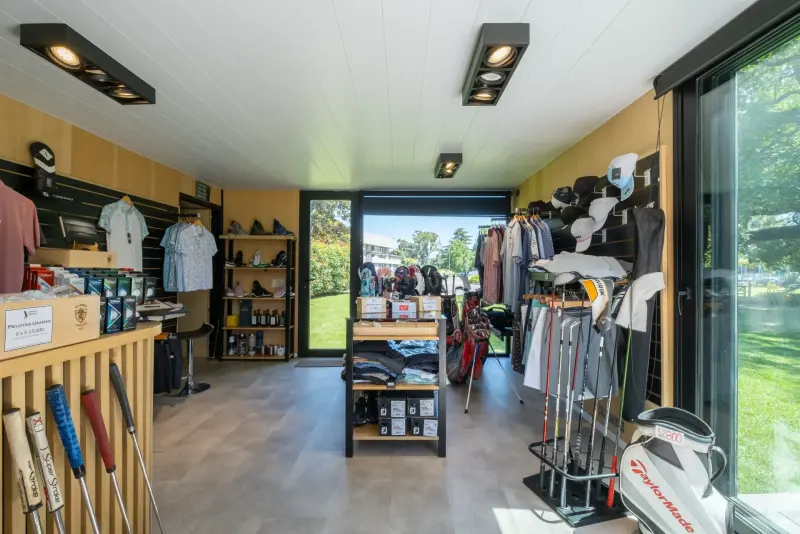 Mostradores y estanterías del proshop San Isidro
