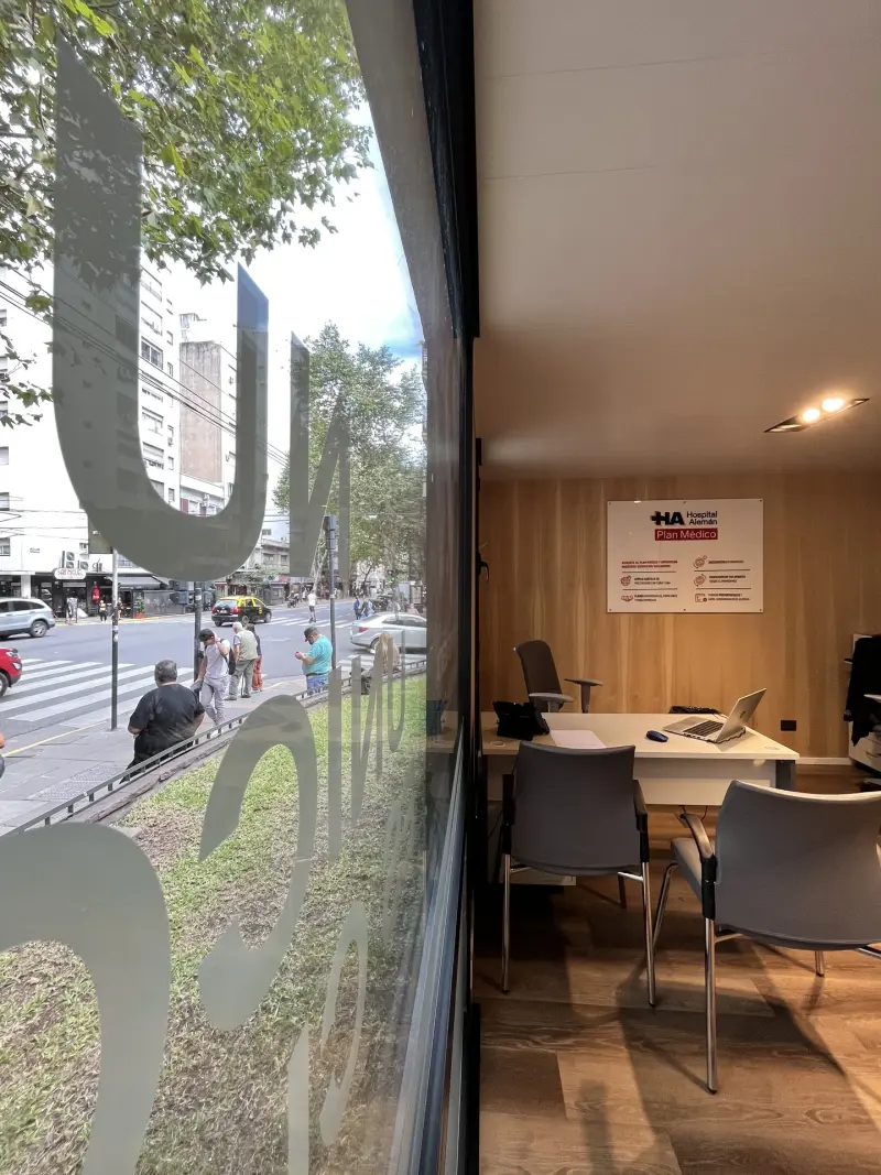 Vista desde el interior del módulo hacia Av. Pueyrredón