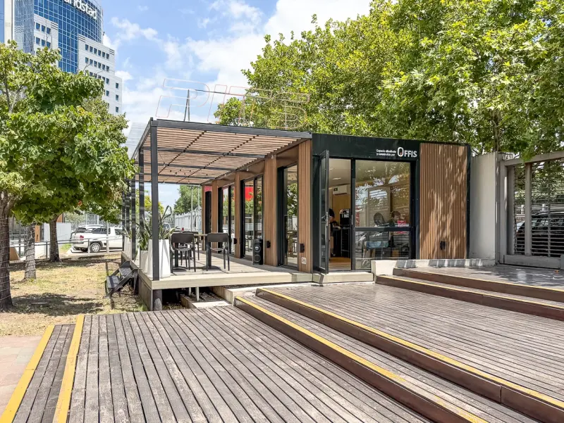 Módulo cafetería IRSA - vista exterior con terraza y pérgola