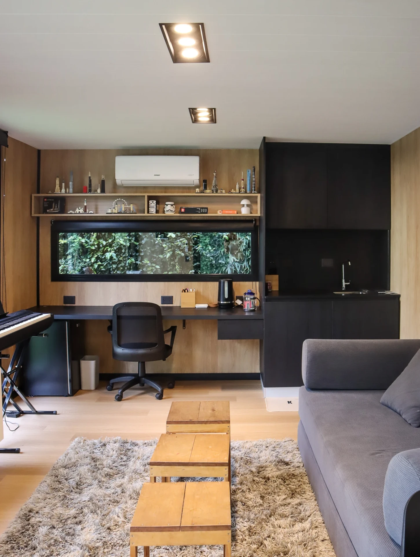 Interior equipado como home office con cocina